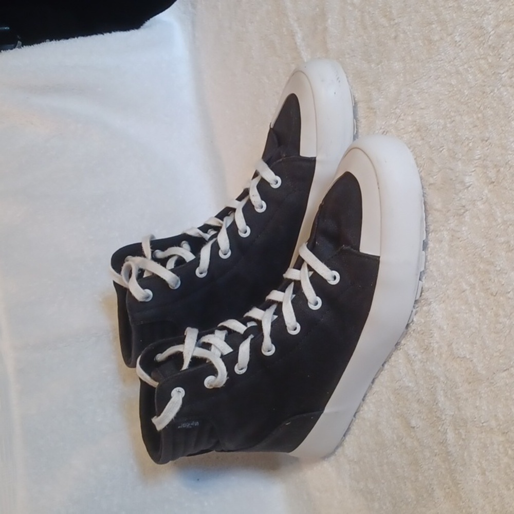 Levi's canvas hightop shoes women's size 10 black and white
